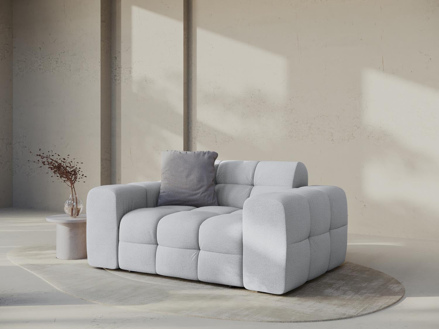 Elegantes Kendal 2-Sitzer Sofa in hellem Grau, stilvoll inszeniert in einem modernen Wohnambiente.