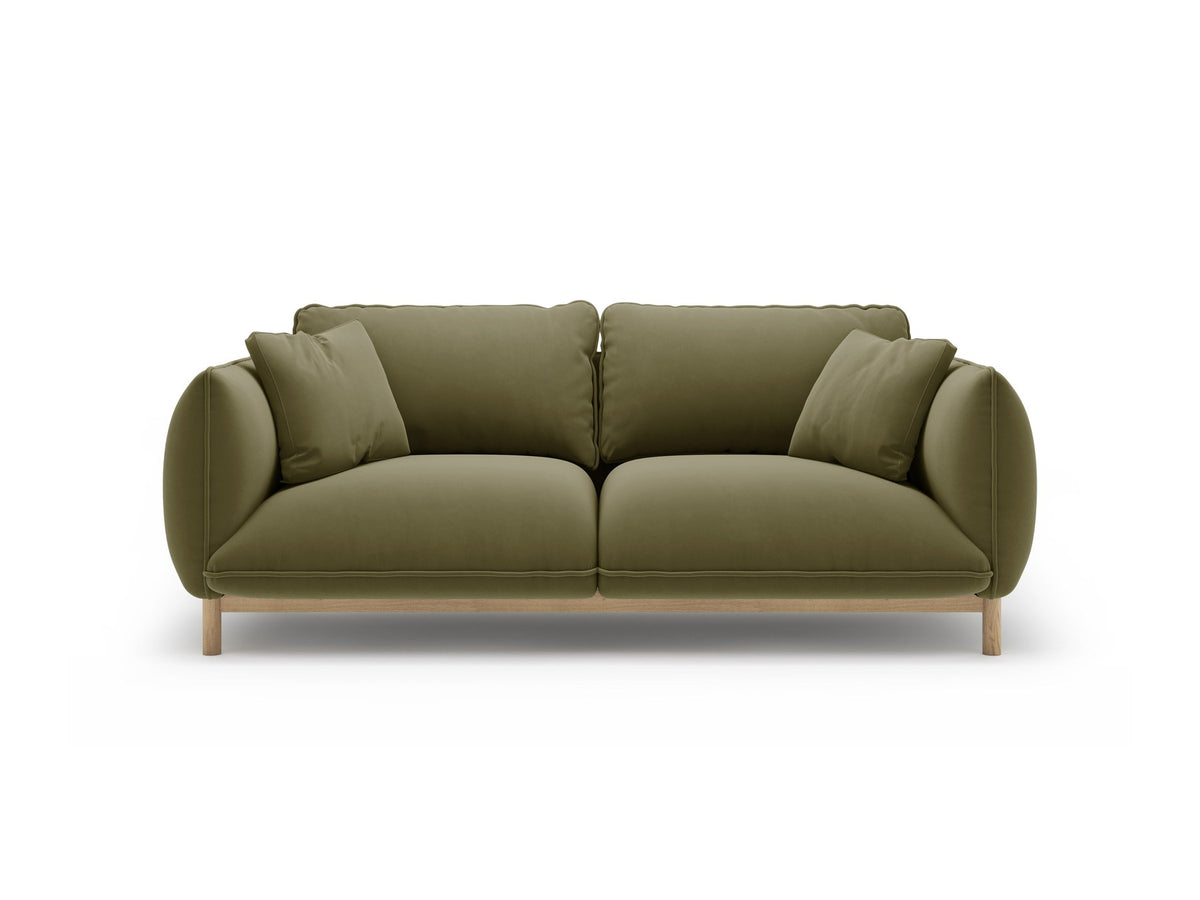 Ada 2er Sofa von Micadoni in Mandel beige mit gepolstertem Velours-Bezug, geschwungener Rückenlehne und sichtbaren Buchenholzbeinen.