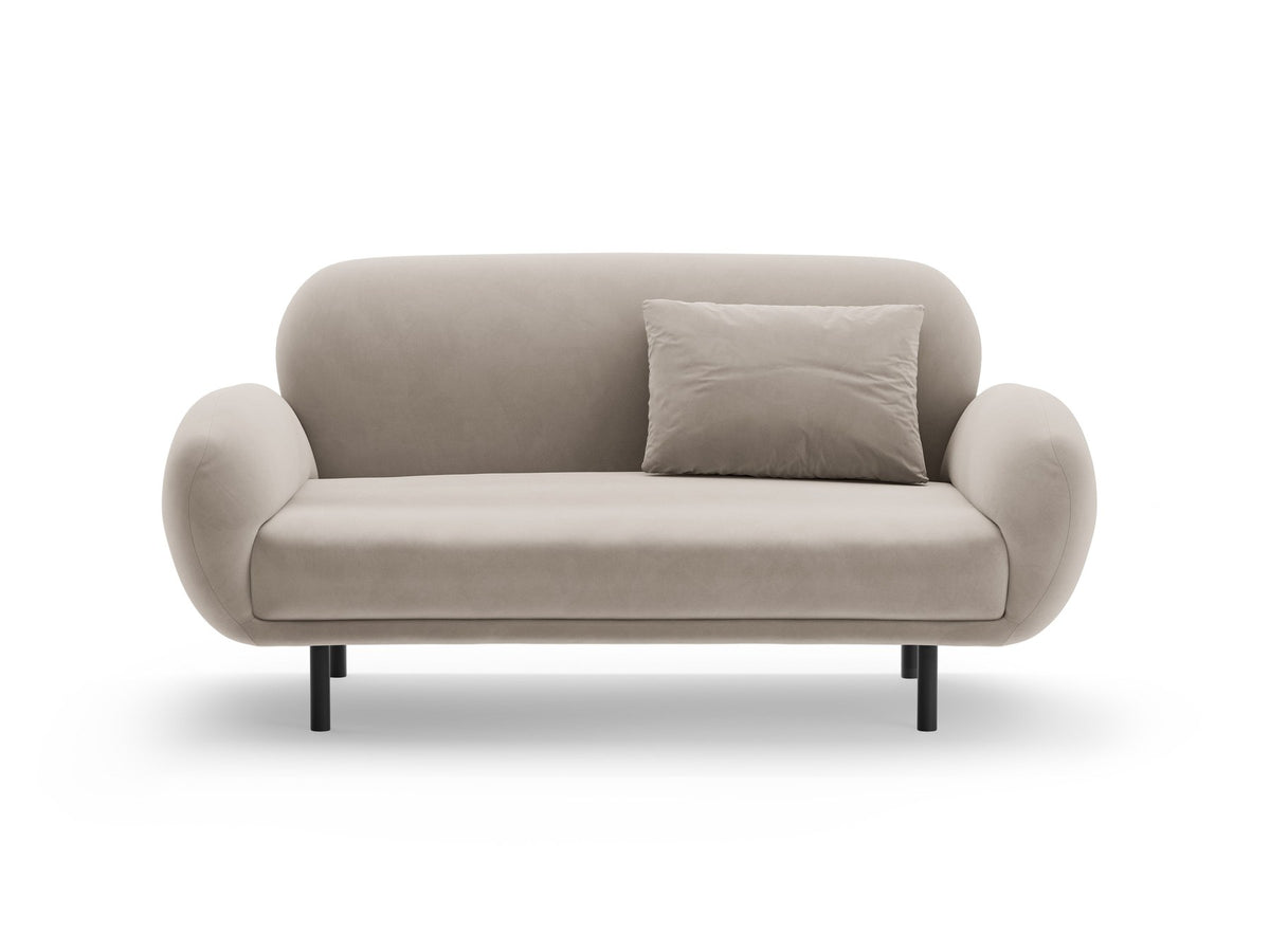 Weisses 2er Sofa Poppy von Micadoni mit runder Silhouette, Bouclé-Stoff-Bezug und schwarzen Metallbeinen auf hellem Hintergrund.