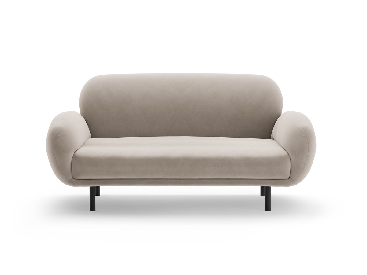 Weisses 2er Sofa Poppy von Micadoni mit runder Silhouette, Bouclé-Stoff-Bezug und schwarzen Metallbeinen auf hellem Hintergrund.