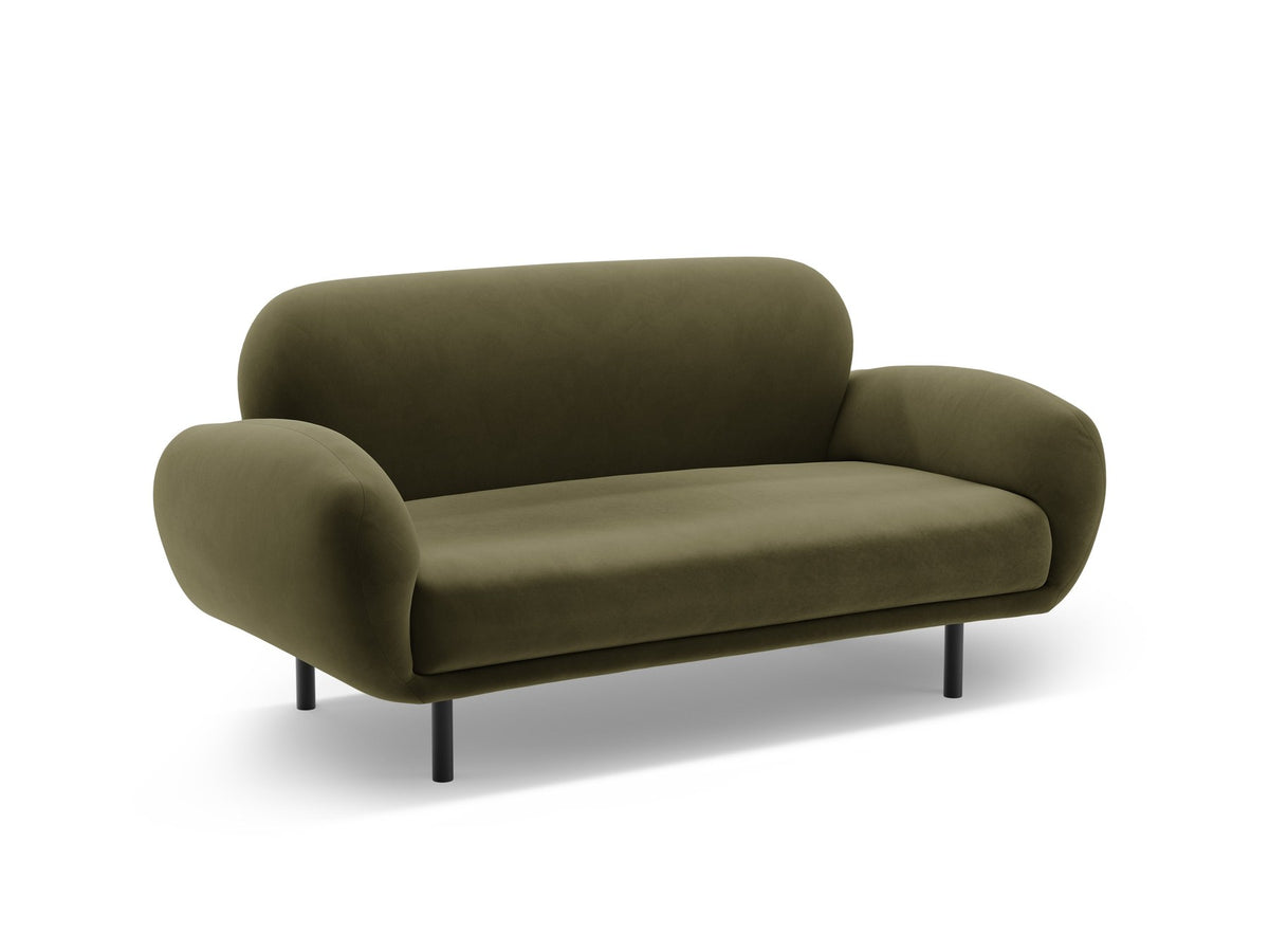 Weisses 2er Sofa Poppy von Micadoni mit runder Silhouette, Bouclé-Stoff-Bezug und schwarzen Metallbeinen auf hellem Hintergrund.