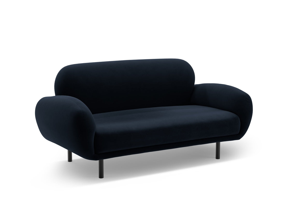 Weisses 2er Sofa Poppy von Micadoni mit runder Silhouette, Bouclé-Stoff-Bezug und schwarzen Metallbeinen auf hellem Hintergrund.