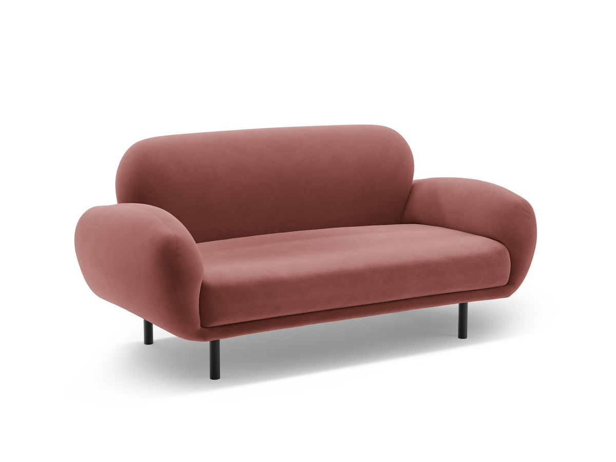 Weisses 2er Sofa Poppy von Micadoni mit runder Silhouette, Bouclé-Stoff-Bezug und schwarzen Metallbeinen auf hellem Hintergrund.