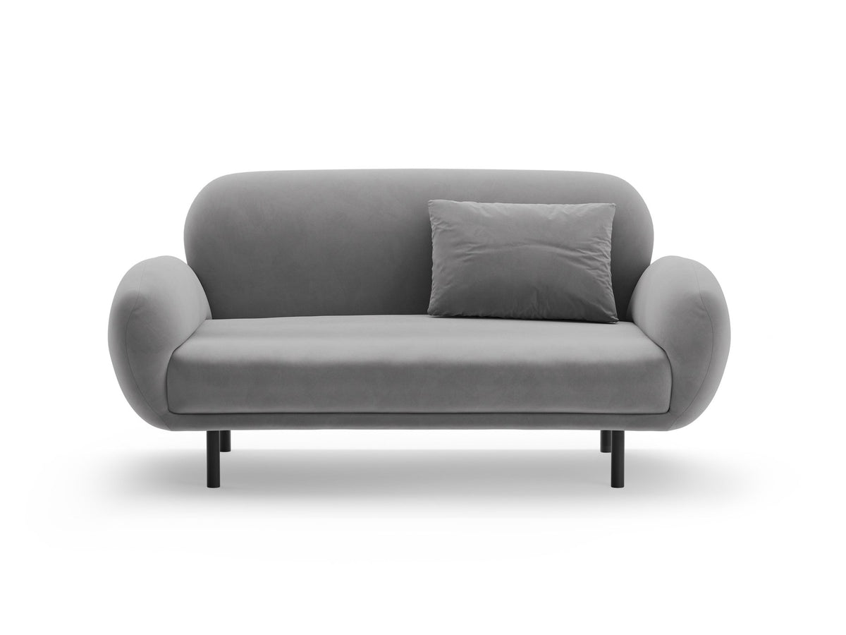 Weisses 2er Sofa Poppy von Micadoni mit runder Silhouette, Bouclé-Stoff-Bezug und schwarzen Metallbeinen auf hellem Hintergrund.