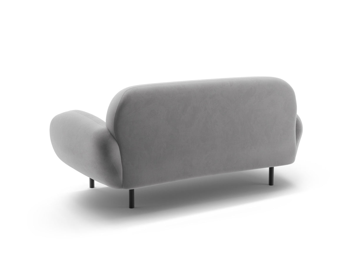 Weisses 2er Sofa Poppy von Micadoni mit runder Silhouette, Bouclé-Stoff-Bezug und schwarzen Metallbeinen auf hellem Hintergrund.