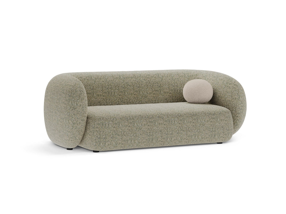 Weisses 4er Sofa Kate von Micadoni mit strukturiertem Bouclé-Stoff, schwarzen Kunststoffbeinen und breiter Sitzfläche.