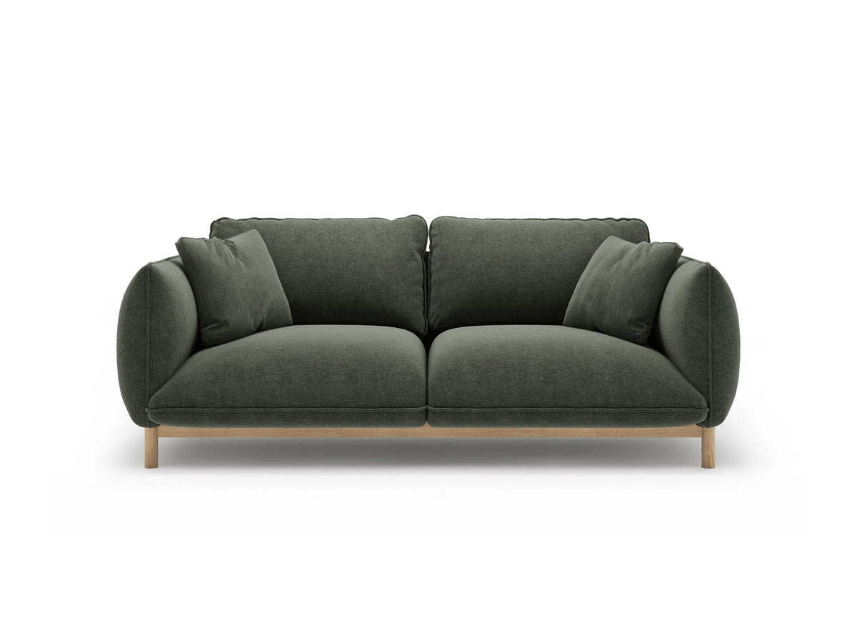 Ada 2er Sofa von Micadoni in Mandel beige mit gepolstertem Velours-Bezug, geschwungener Rückenlehne und sichtbaren Buchenholzbeinen.