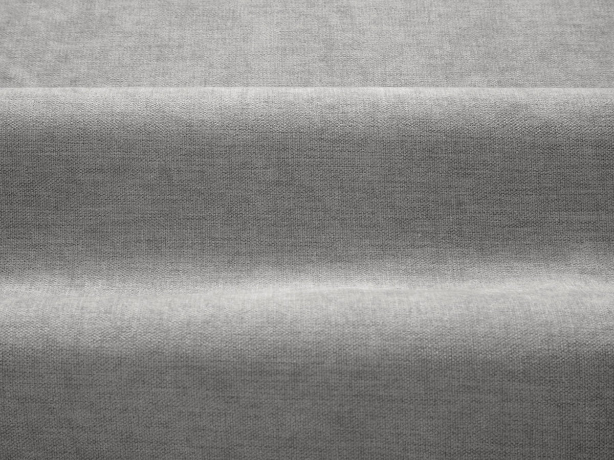 Ada 2er Sofa von Micadoni in Mandel beige mit gepolstertem Velours-Bezug, geschwungener Rückenlehne und sichtbaren Buchenholzbeinen.