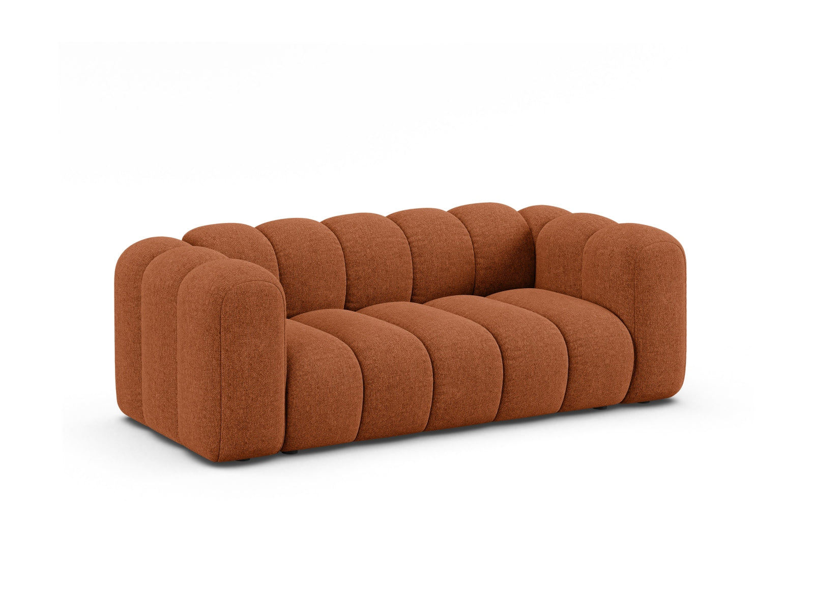 Elegantes Lupine 2-Sitzer Sofa in der Farbe Brick-Eden, ideal für stilvolle Wohnräume, präsentiert von Micadoni.
