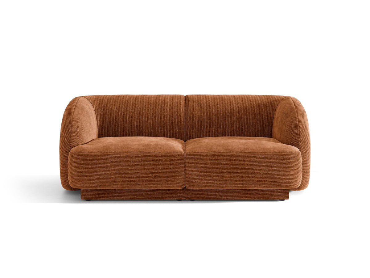 Dunkelbeiges 2er Sofa Miley von Micadoni mit Bluvel-Stoffbezug, schwarzen Kunststoffbeinen und flacher Rückenlehne, freigestellt fotografiert.