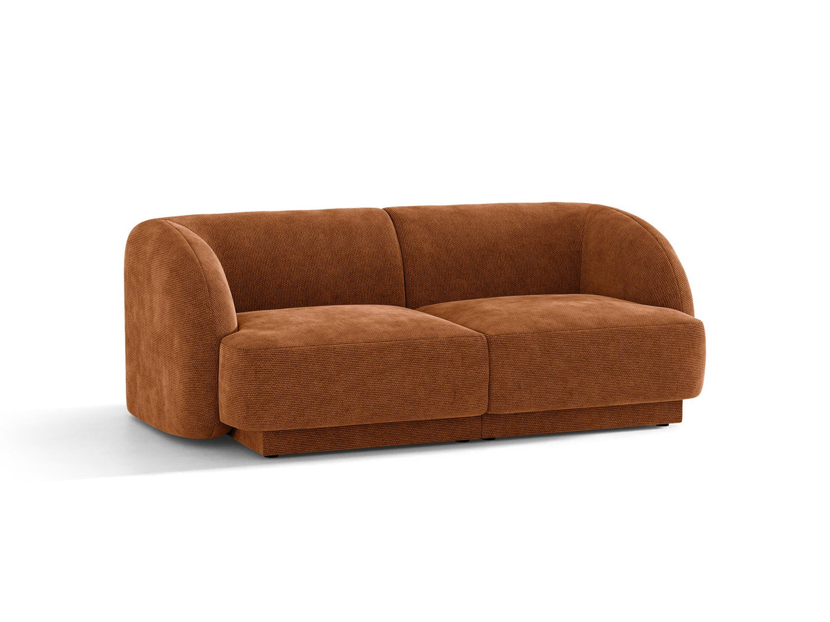 Dunkelbeiges 2er Sofa Miley von Micadoni mit Bluvel-Stoffbezug, schwarzen Kunststoffbeinen und flacher Rückenlehne, freigestellt fotografiert.
