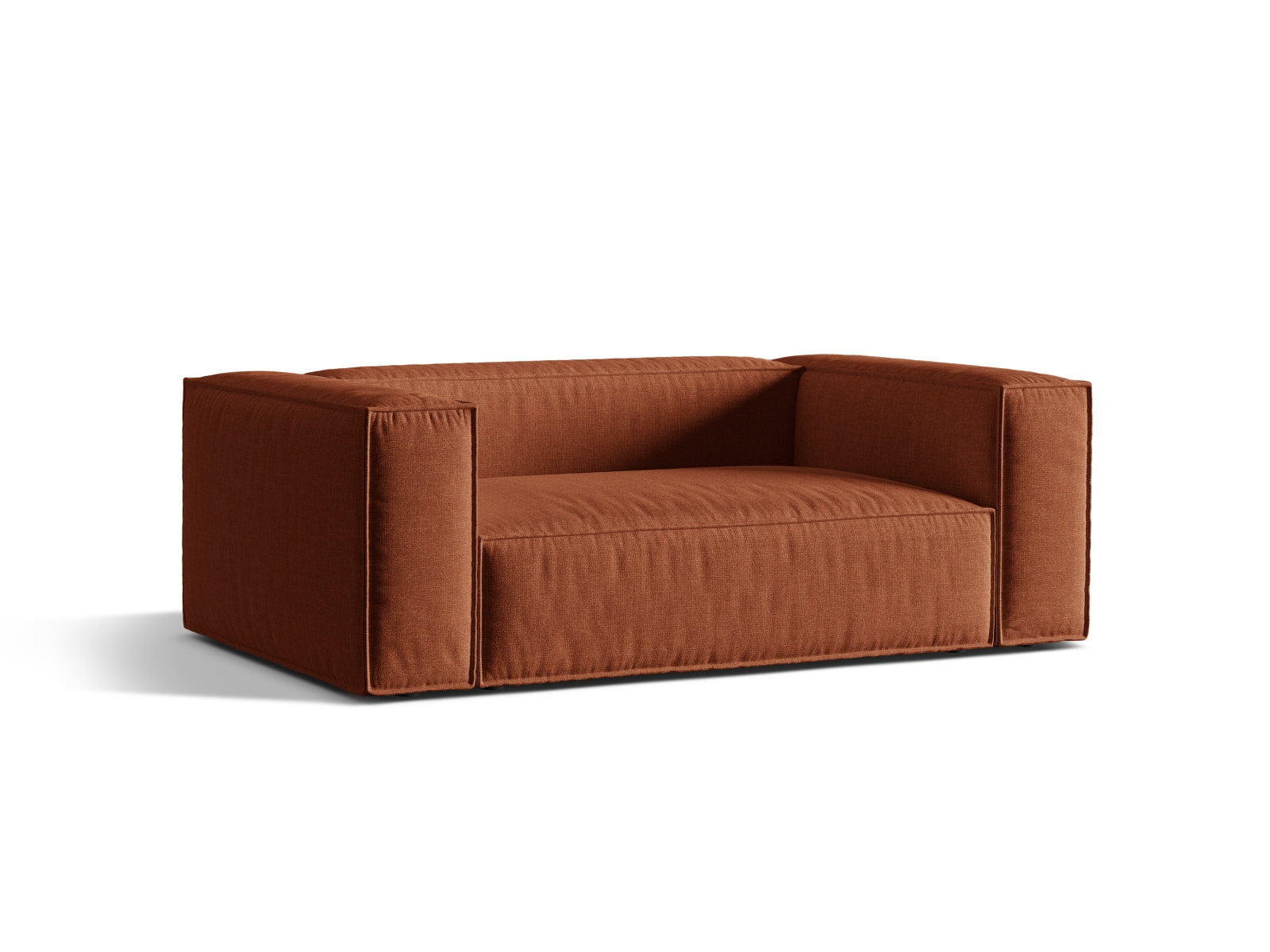 Elegantes 2-Sitzer Sofa Nuria in warmem Brick-Liberty, ideal für stilvolle Wohnräume. Hochwertige Verarbeitung von Micadoni.