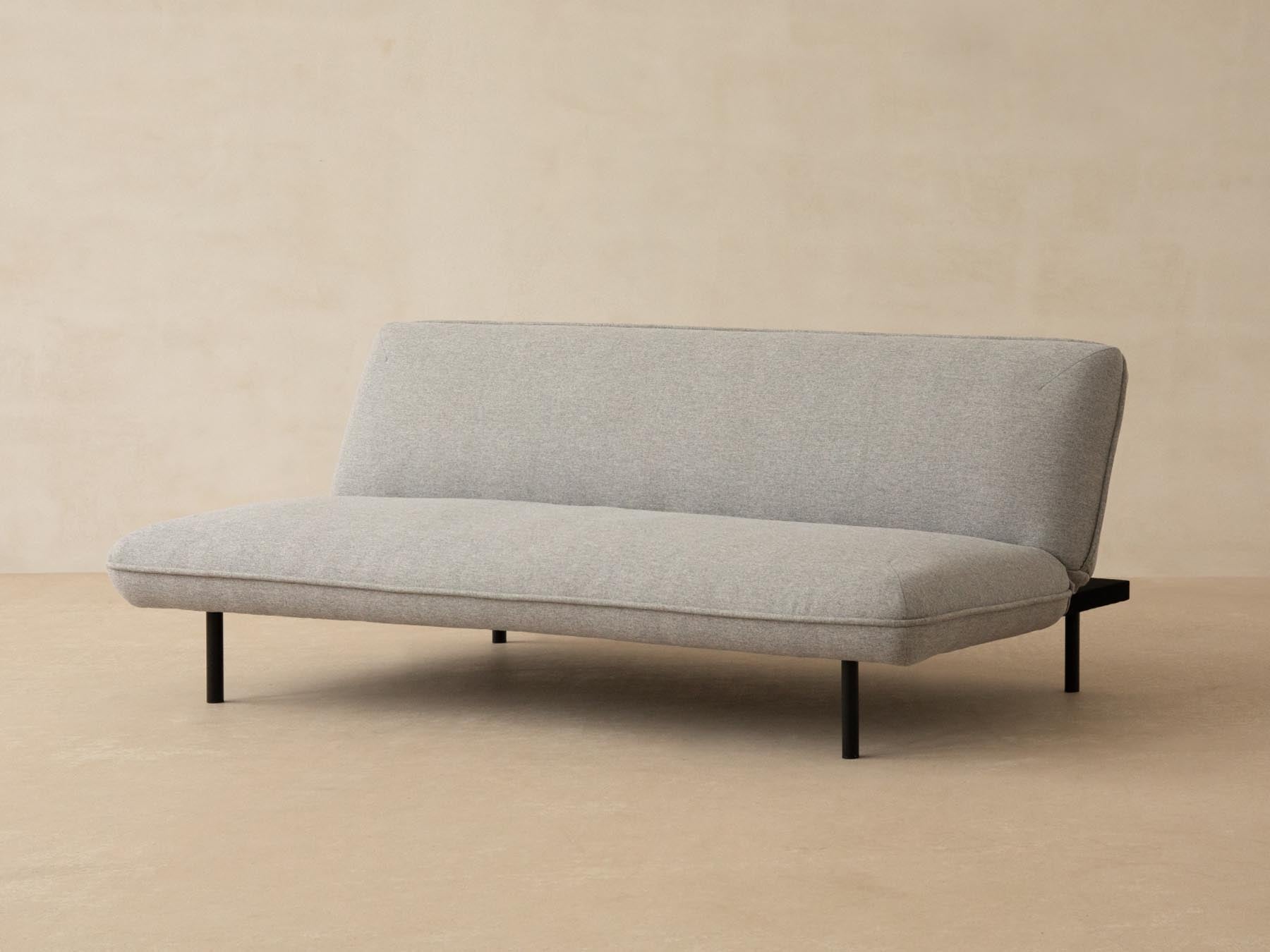 Stylisches 2-Sitzer Sofa Valls in Grau, ideal für kleine Räume, mit praktischer Schlaffunktion für Gästeübernachtungen.