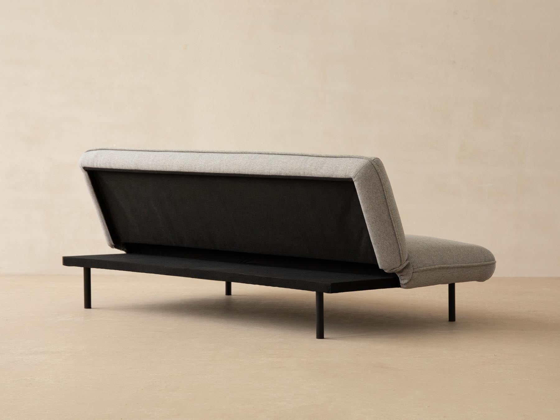 Stylisches 2-Sitzer Sofa Valls in zeitlosem Grau, ideal für kleine Räume, verwandelt sich mühelos in ein bequemes Bett für Gäste.