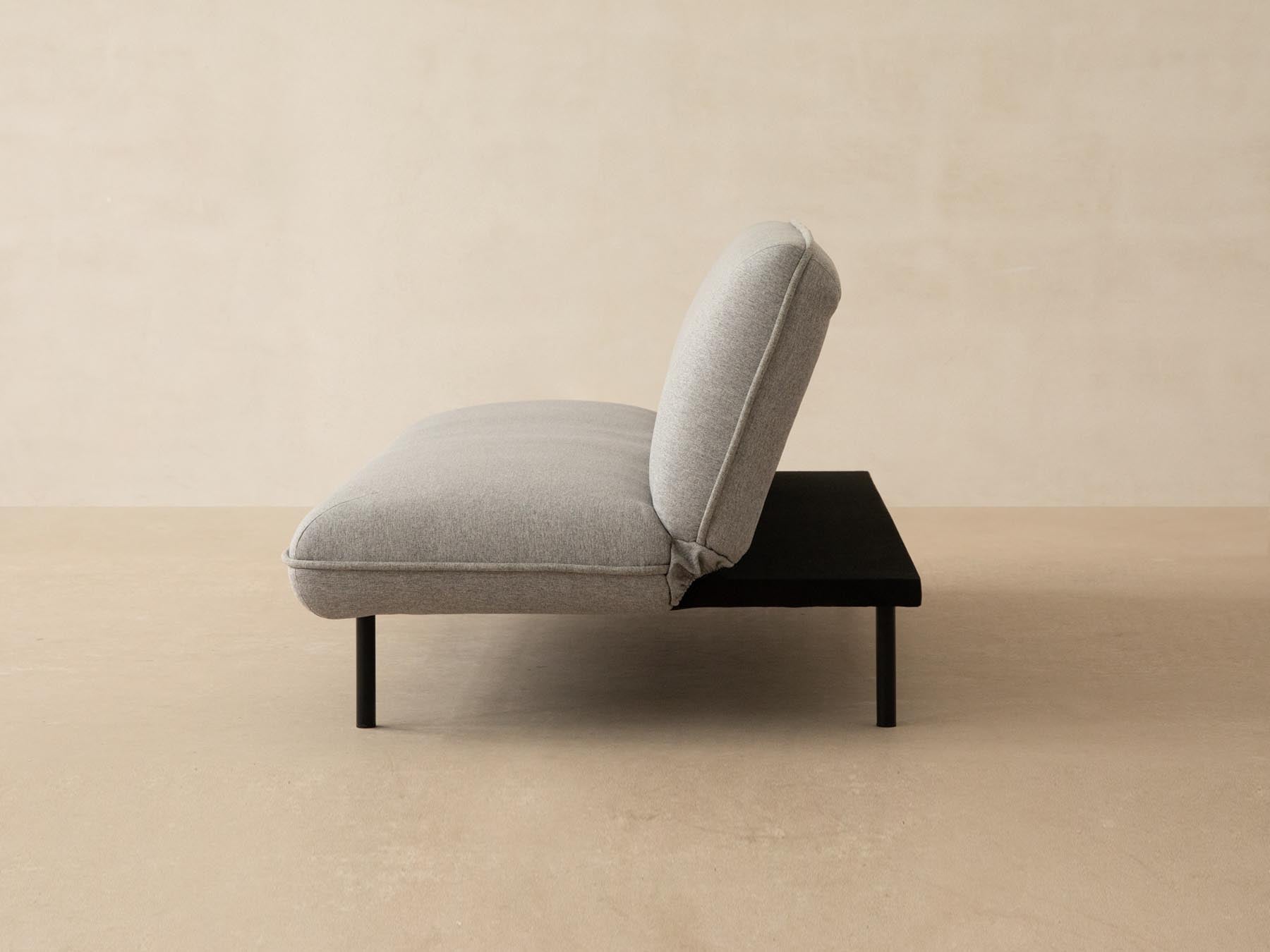 Elegantes 2-Sitzer Sofa Valls in modernem Design, perfekt für kompakte Wohnräume, bietet eine praktische Schlaffunktion für Übernachtungsgäste.
