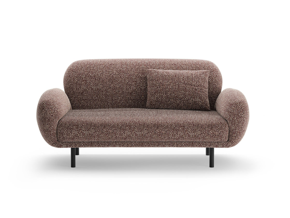 Weisses 2er Sofa Poppy von Micadoni mit runder Silhouette, Bouclé-Stoff-Bezug und schwarzen Metallbeinen auf hellem Hintergrund.