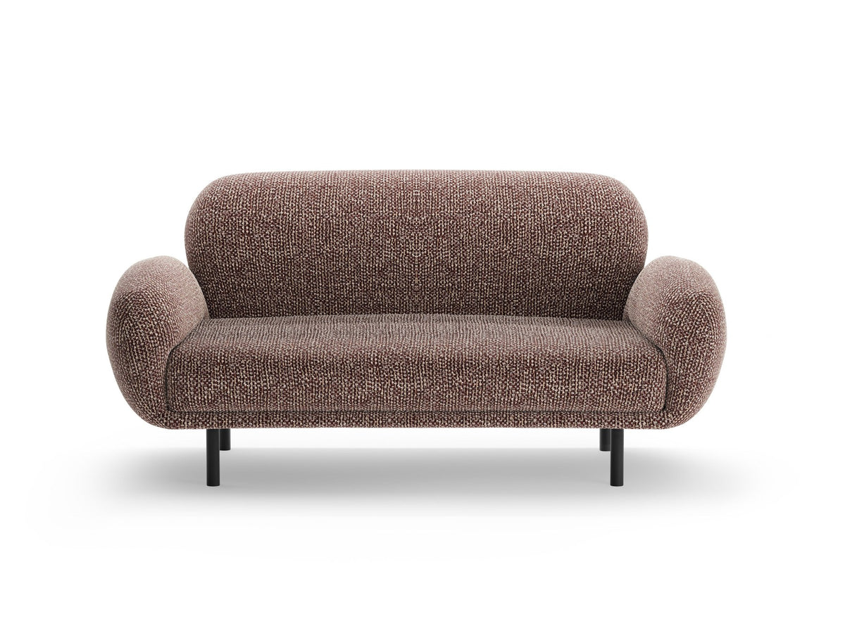 Weisses 2er Sofa Poppy von Micadoni mit runder Silhouette, Bouclé-Stoff-Bezug und schwarzen Metallbeinen auf hellem Hintergrund.