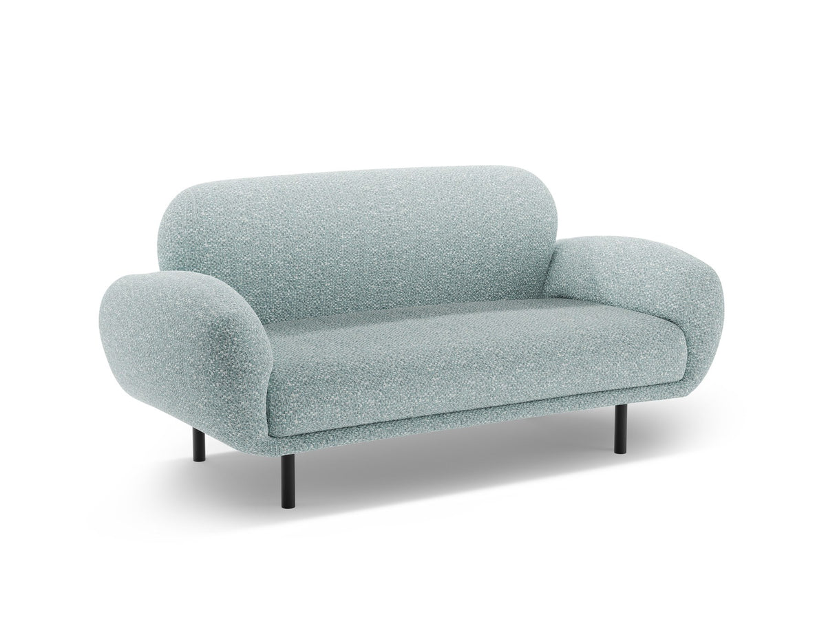 Weisses 2er Sofa Poppy von Micadoni mit runder Silhouette, Bouclé-Stoff-Bezug und schwarzen Metallbeinen auf hellem Hintergrund.