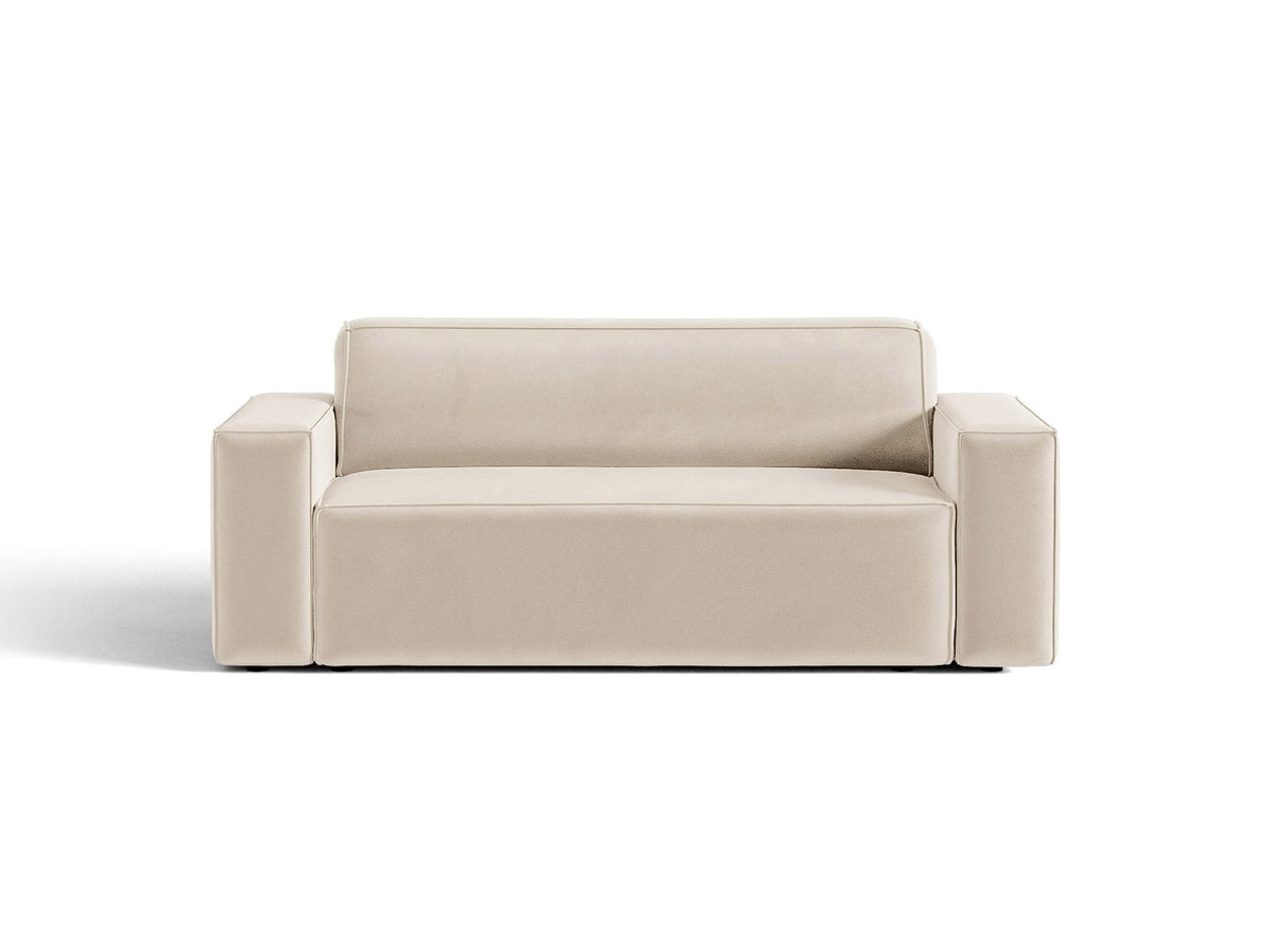 Zweisitzer-Sofa Jodie von Micadoni mit beigem Samtbezug, schwarzen Kunststoffbeinen und gepolsterter Rückenlehne, Frontalansicht.