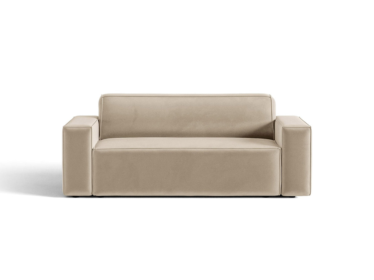 Zweisitzer-Sofa Jodie von Micadoni mit beigem Samtbezug, schwarzen Kunststoffbeinen und gepolsterter Rückenlehne, Frontalansicht.