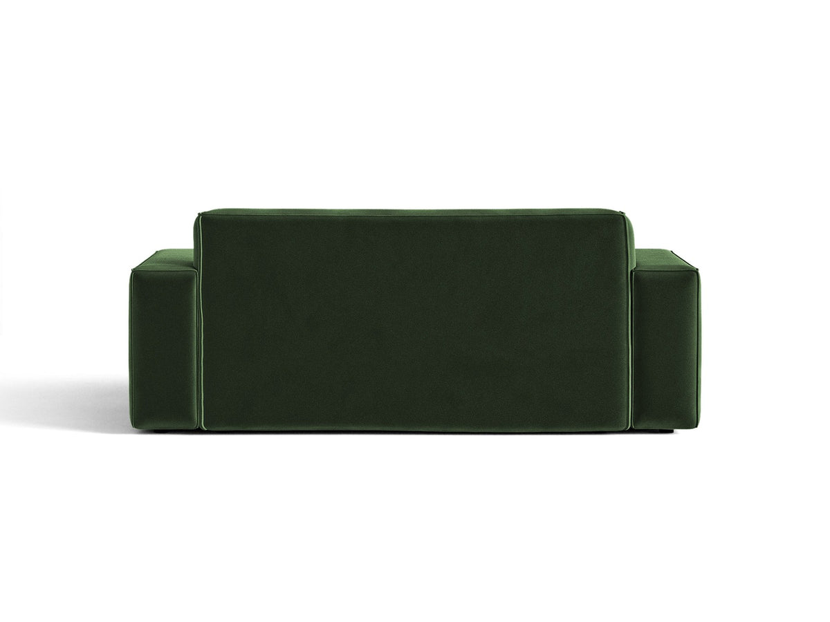 Zweisitzer-Sofa Jodie von Micadoni mit beigem Samtbezug, schwarzen Kunststoffbeinen und gepolsterter Rückenlehne, Frontalansicht.