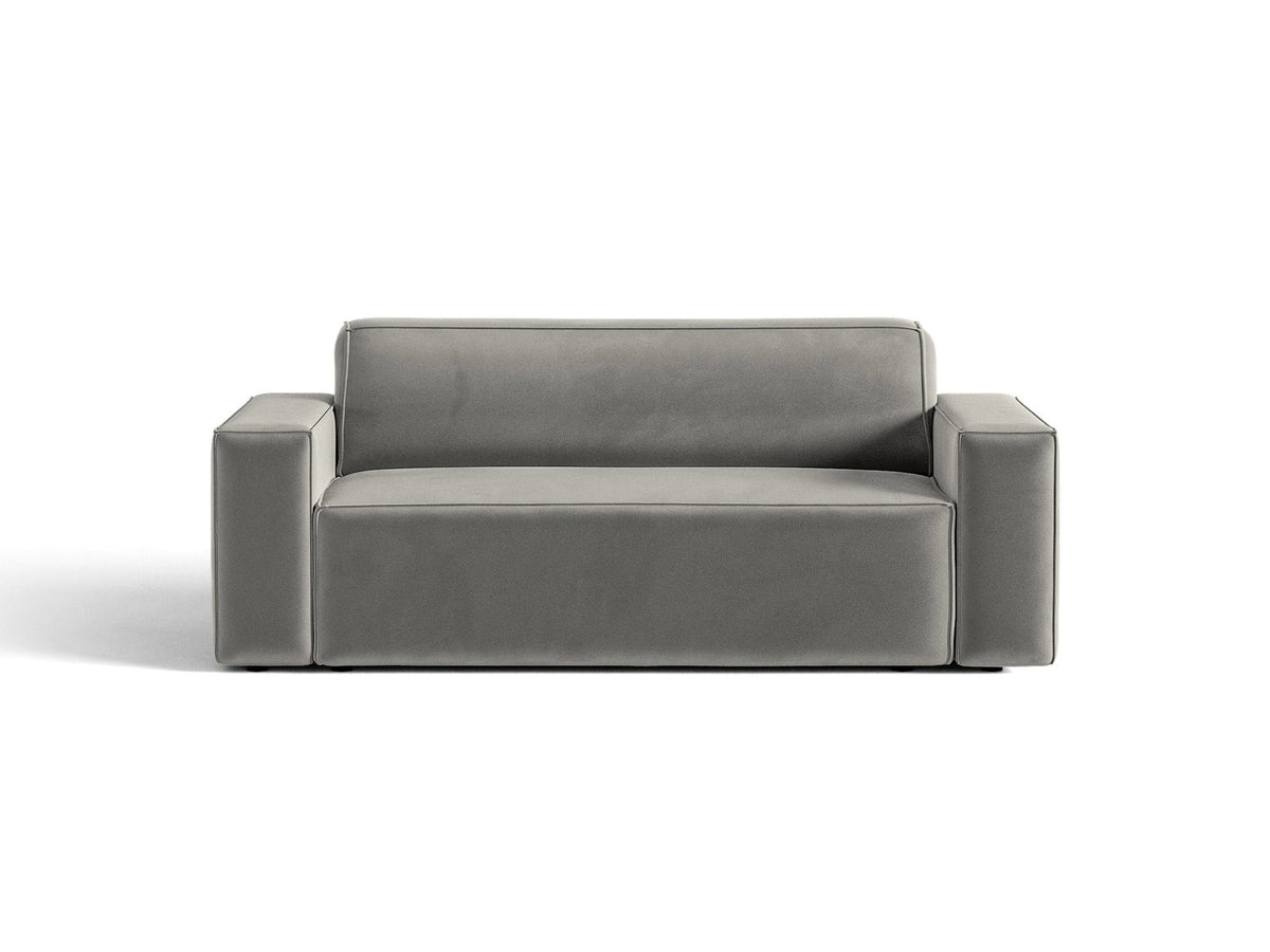 Zweisitzer-Sofa Jodie von Micadoni mit beigem Samtbezug, schwarzen Kunststoffbeinen und gepolsterter Rückenlehne, Frontalansicht.