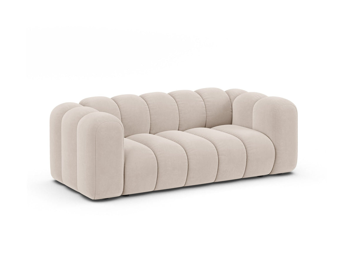 2er Sofa Lupine von Micadoni in leichtem Beige mit Samtstoff Venus, schwarzen Kunststoffbeinen und gerader Rückenlehne, Frontansicht.