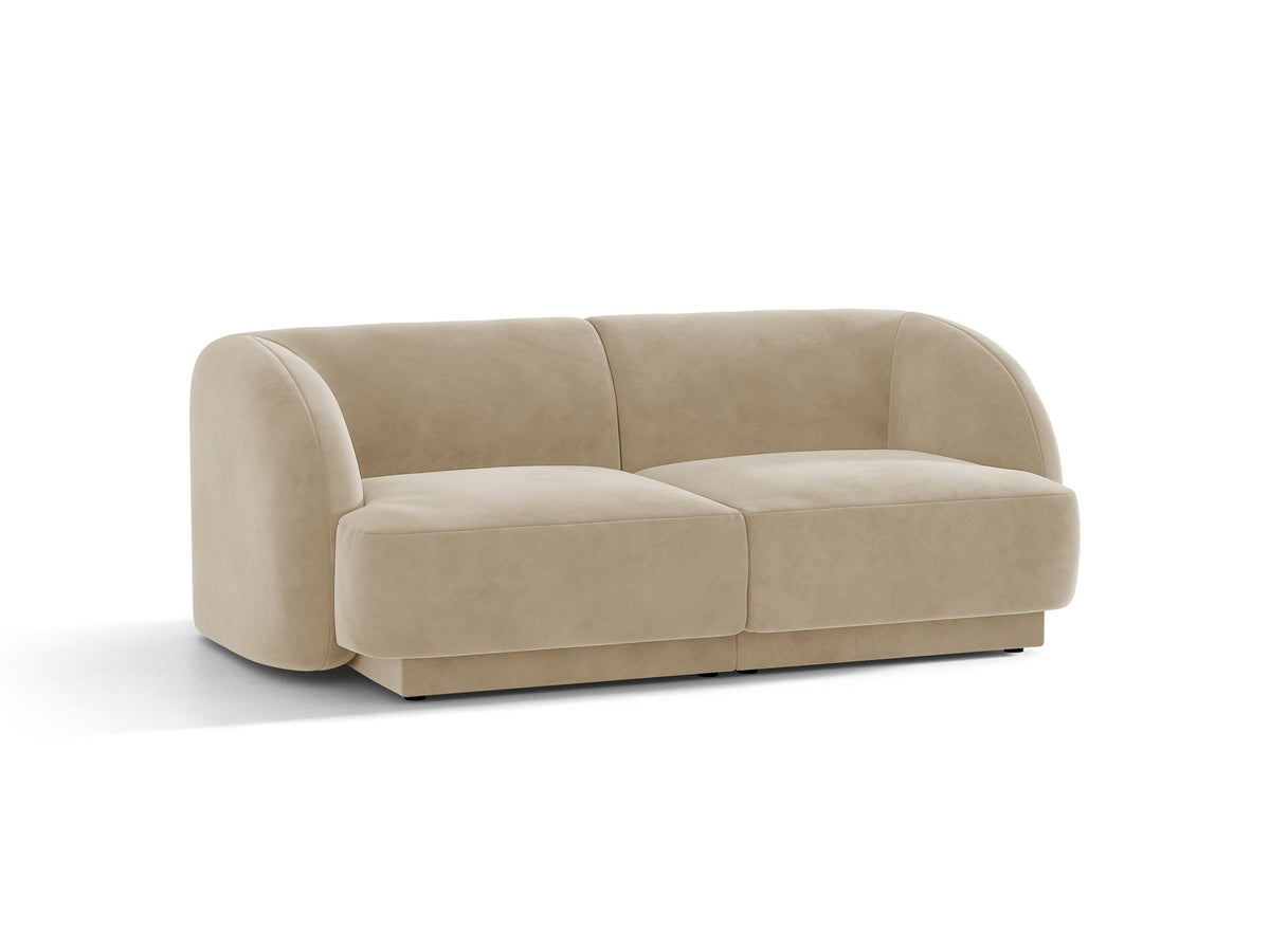 Dunkelbeiges 2er Sofa Miley von Micadoni mit Bluvel-Stoffbezug, schwarzen Kunststoffbeinen und flacher Rückenlehne, freigestellt fotografiert.