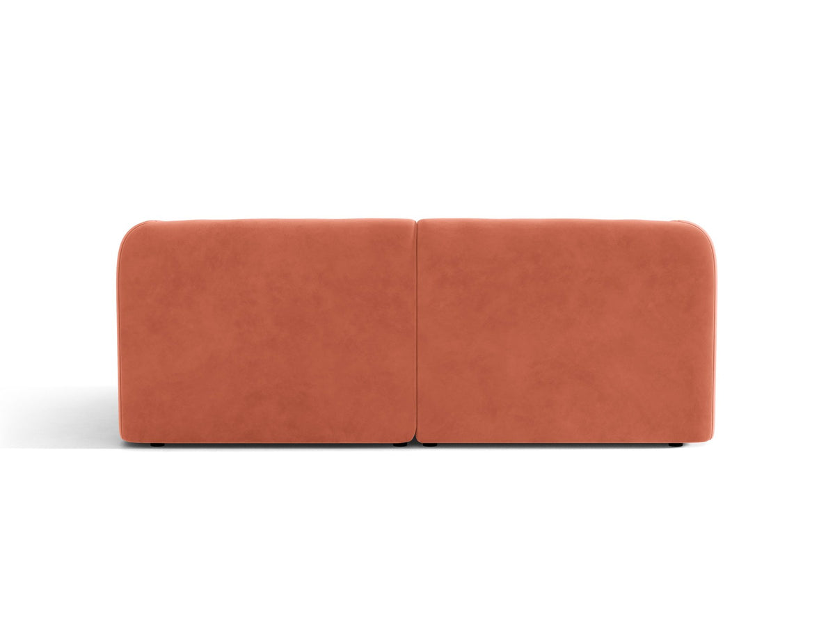Dunkelbeiges 2er Sofa Miley von Micadoni mit Bluvel-Stoffbezug, schwarzen Kunststoffbeinen und flacher Rückenlehne, freigestellt fotografiert.