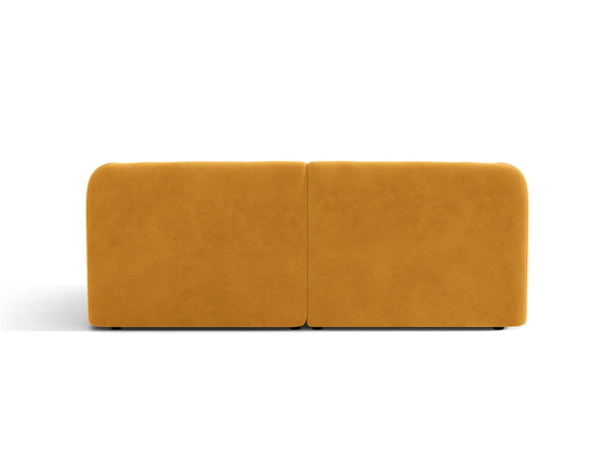 Dunkelbeiges 2er Sofa Miley von Micadoni mit Bluvel-Stoffbezug, schwarzen Kunststoffbeinen und flacher Rückenlehne, freigestellt fotografiert.