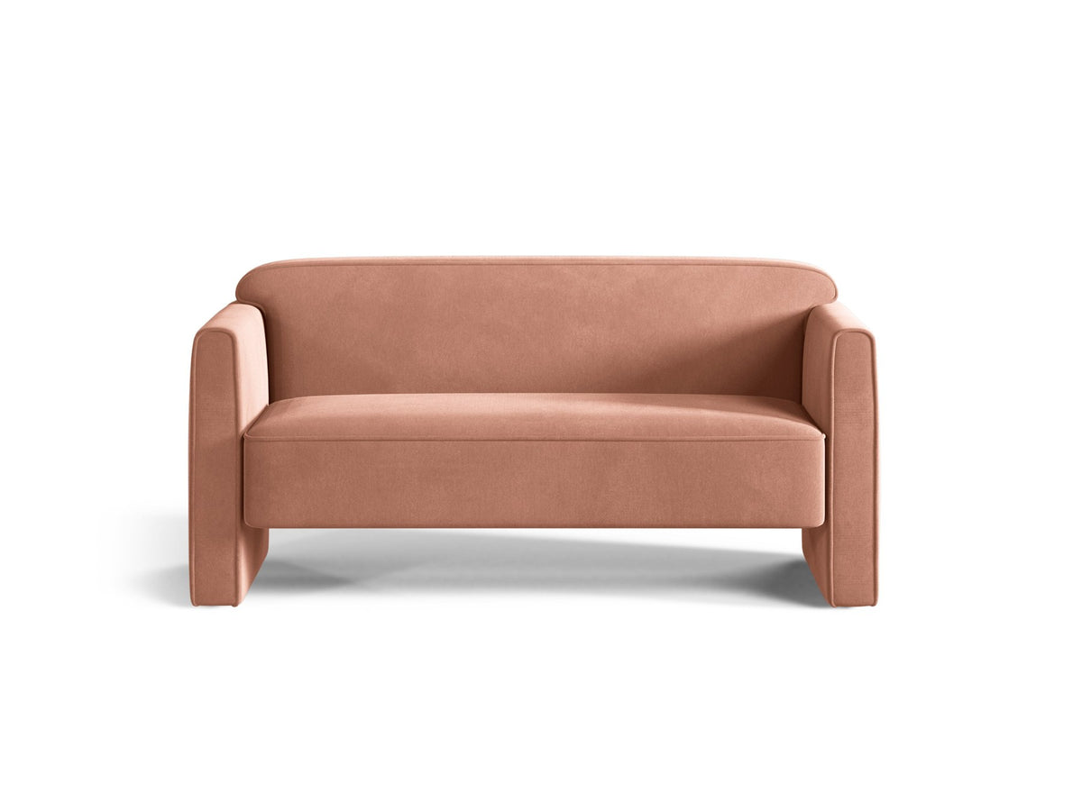 Beiges 2er Sofa Abby von Micadoni mit gepolsterter Sitzfläche, niedrigen schwarzen Kunststoffbeinen und schlichtem, abgerundetem Design.