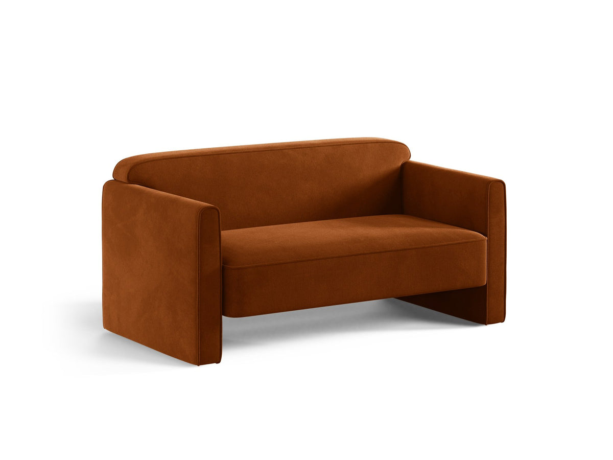 Beiges 2er Sofa Abby von Micadoni mit gepolsterter Sitzfläche, niedrigen schwarzen Kunststoffbeinen und schlichtem, abgerundetem Design.
