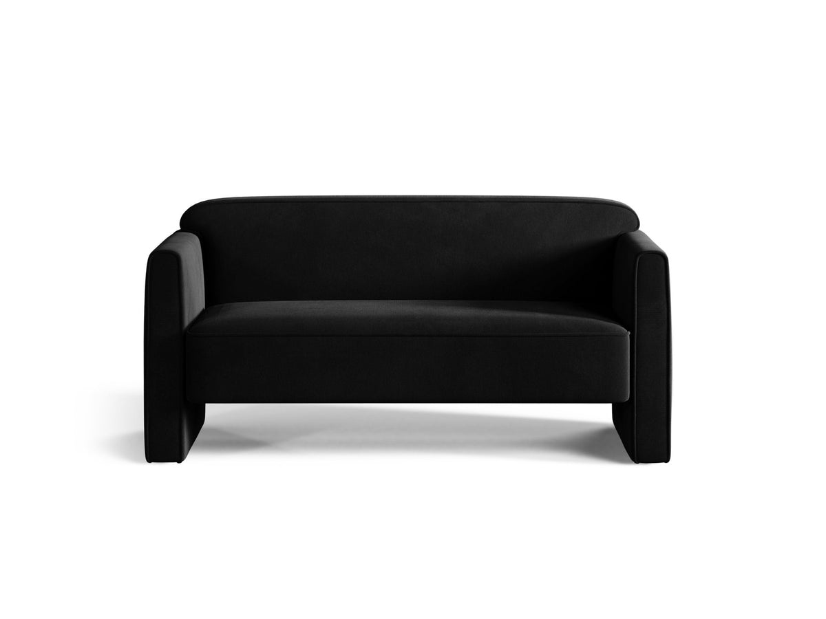 Beiges 2er Sofa Abby von Micadoni mit gepolsterter Sitzfläche, niedrigen schwarzen Kunststoffbeinen und schlichtem, abgerundetem Design.