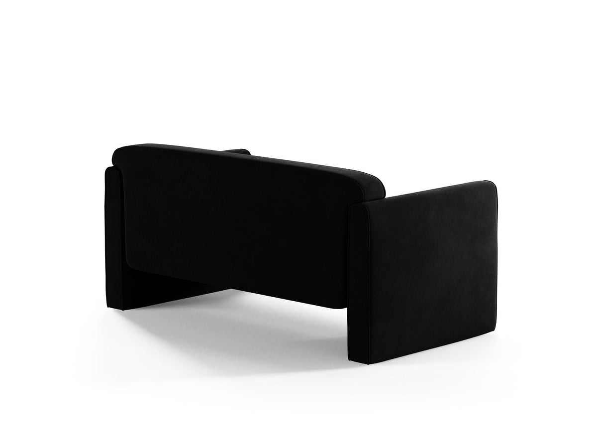 Beiges 2er Sofa Abby von Micadoni mit gepolsterter Sitzfläche, niedrigen schwarzen Kunststoffbeinen und schlichtem, abgerundetem Design.