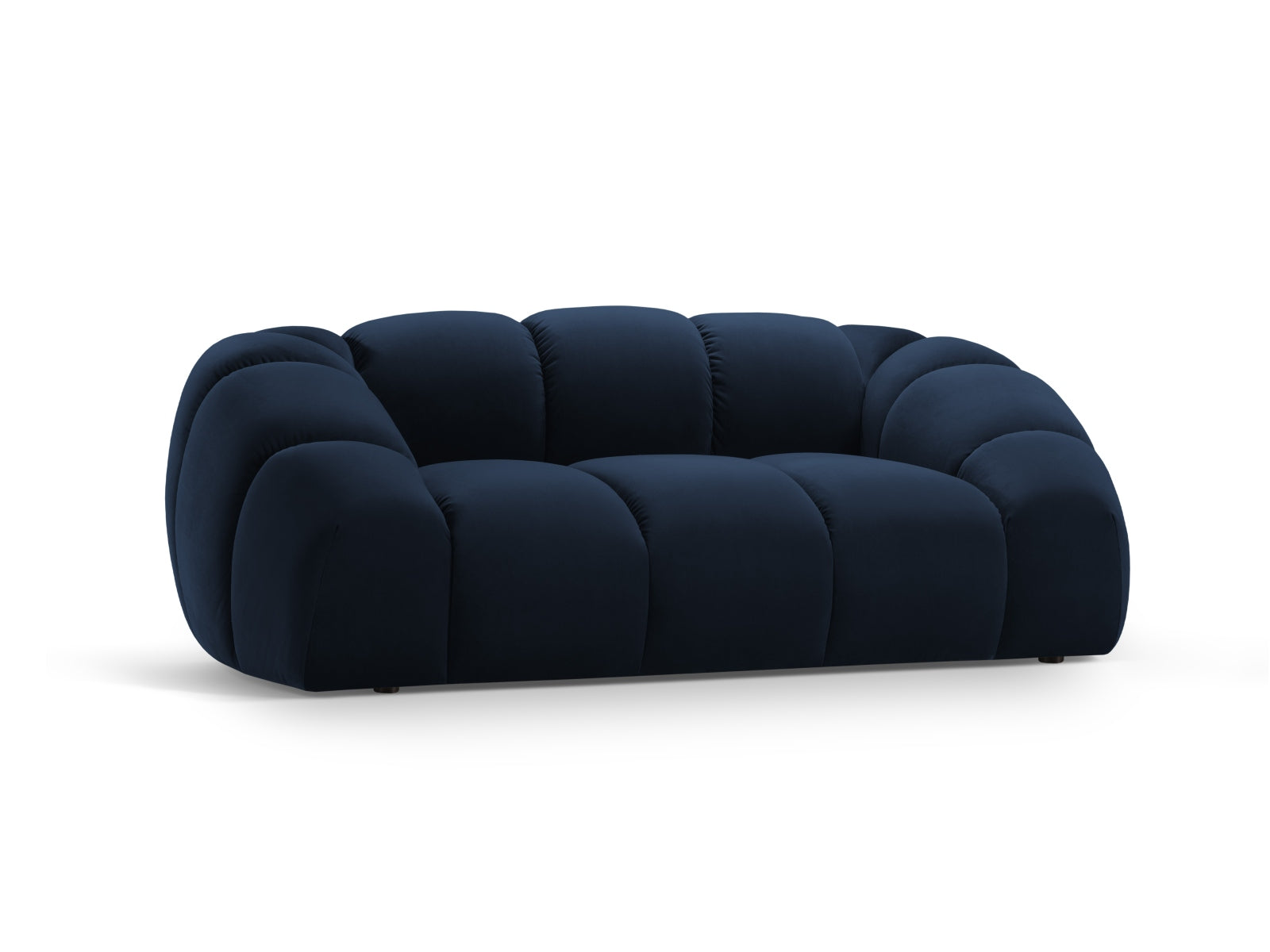 Elegantes Diana Velour Sofa in Royalblau, 2-Sitzer von Micadoni, ideal für stilvolle Wohnräume und gemütliche Abende.