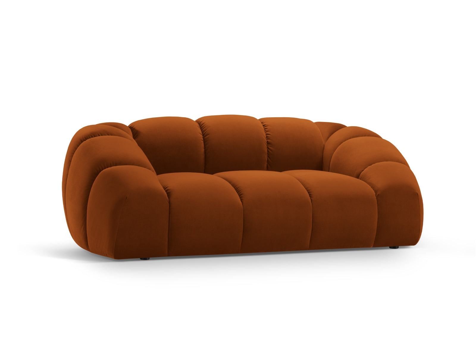 Elegantes Diana Velour Sofa in warmem Terracotta, ideal für stilvolle Wohnräume. Hochwertige Verarbeitung von Micadoni.