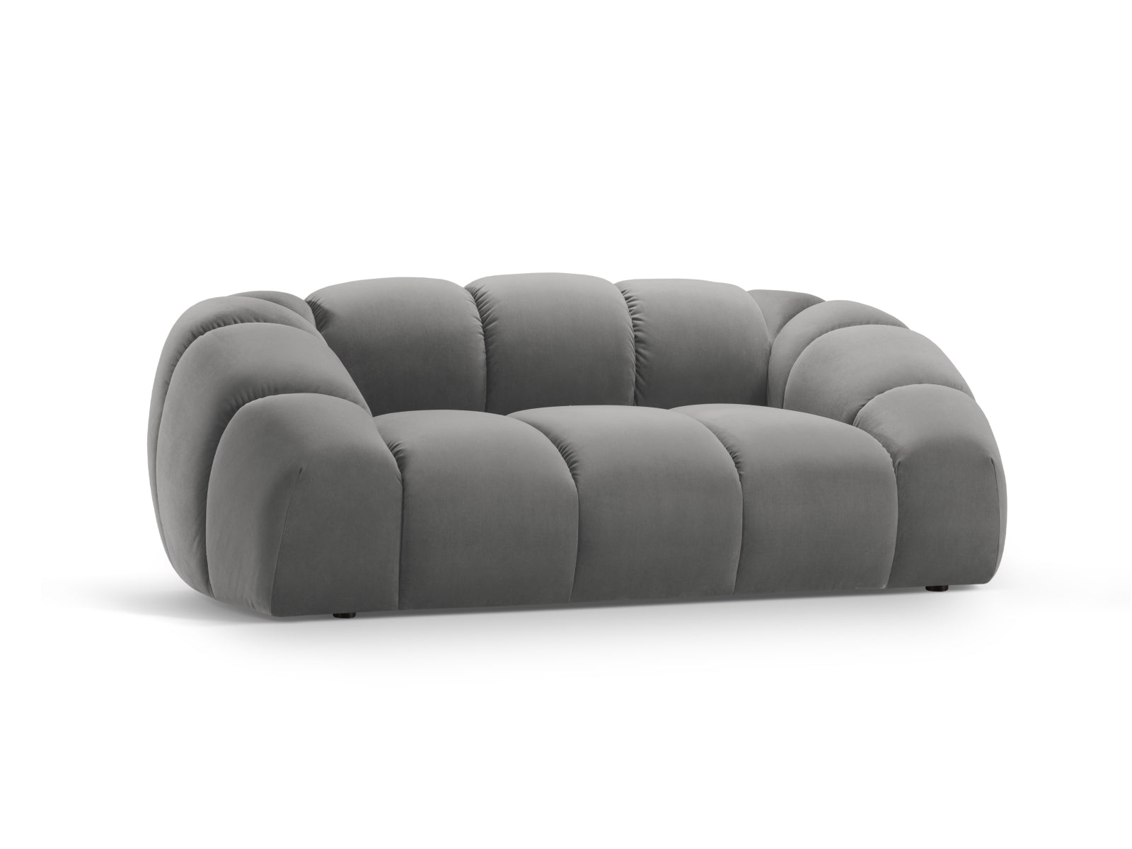 Elegantes Diana Velour Sofa in Grau, 2-Sitzer von Micadoni, ideal für stilvolle Wohnräume und gemütliche Abende.