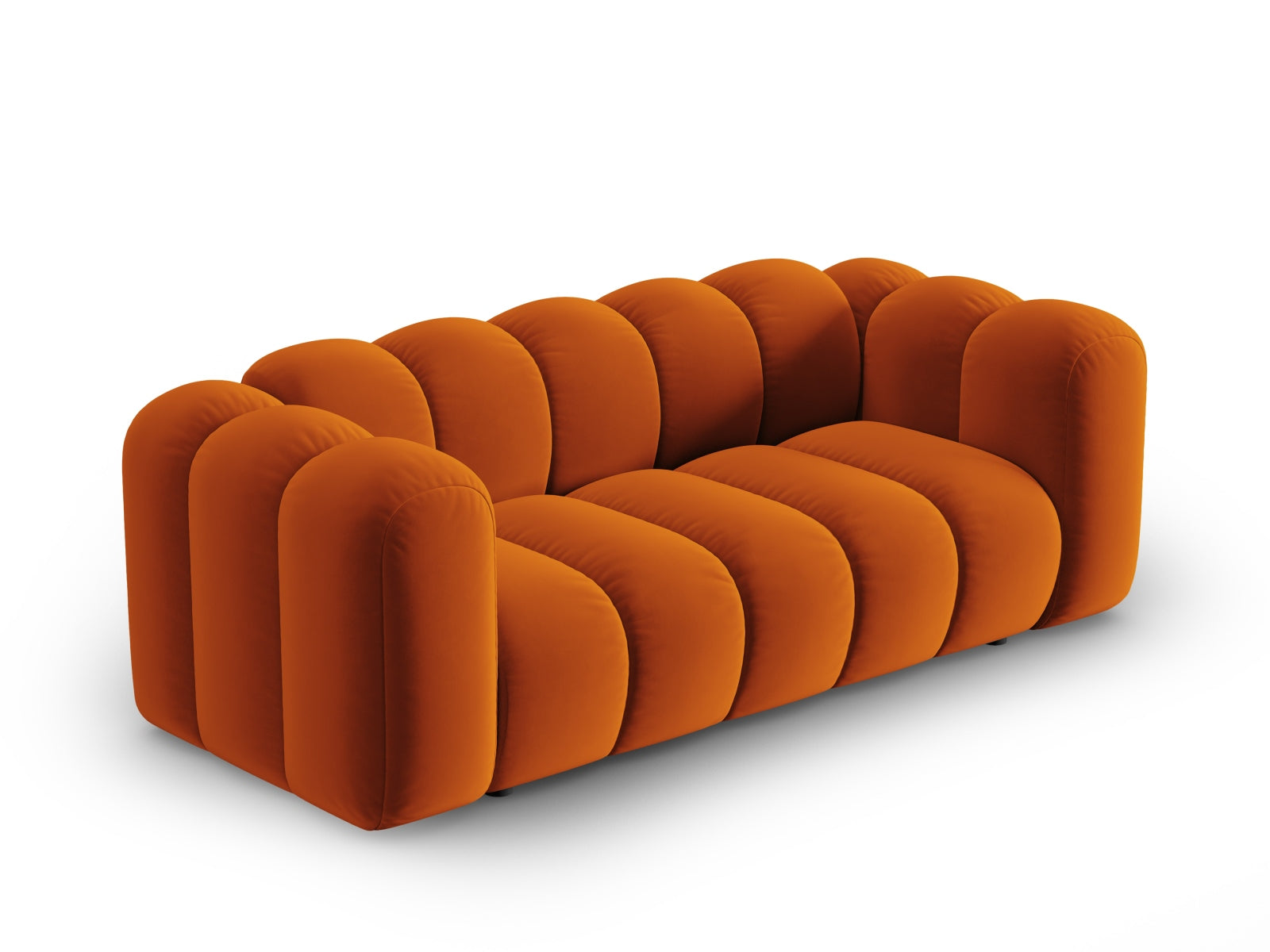 Elegantes Lupine Velour Sofa für zwei Personen in warmem Terracotta, stilvoll und modern, ideal für jedes Wohnzimmer.