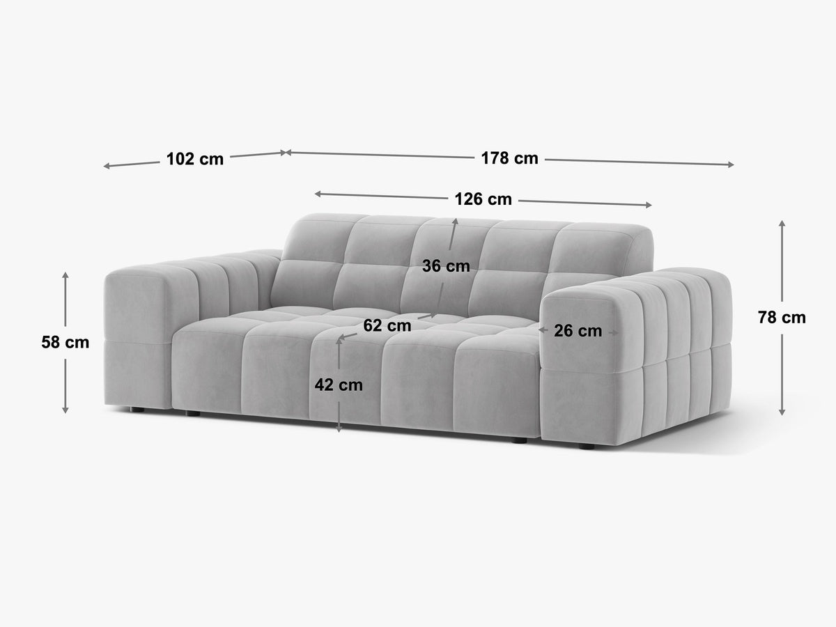 Beiges 2er Sofa Jennifer von Micadoni mit Chenille-Bezug, schwarzen Kunststoffbeinen und gepolsterter Rückenlehne auf hellem Hintergrund fotografiert.