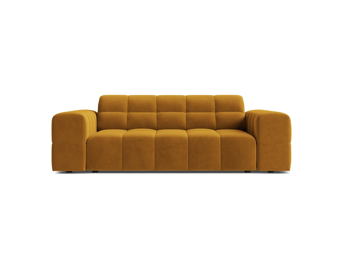 Beiges 2er Sofa Jennifer von Micadoni mit Chenille-Bezug, schwarzen Kunststoffbeinen und gepolsterter Rückenlehne auf hellem Hintergrund fotografiert.