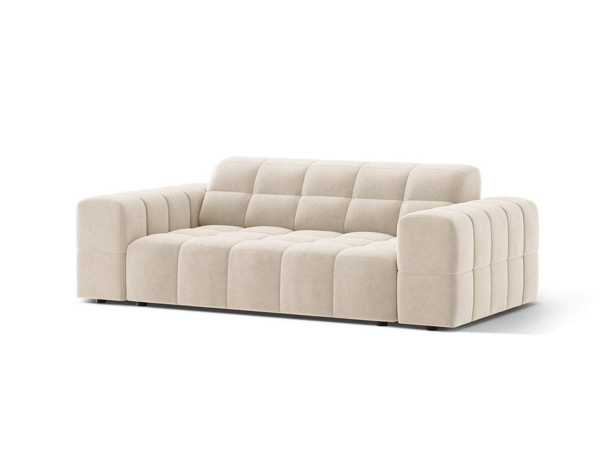Beiges 2er Sofa Jennifer von Micadoni mit Chenille-Bezug, schwarzen Kunststoffbeinen und gepolsterter Rückenlehne auf hellem Hintergrund fotografiert.