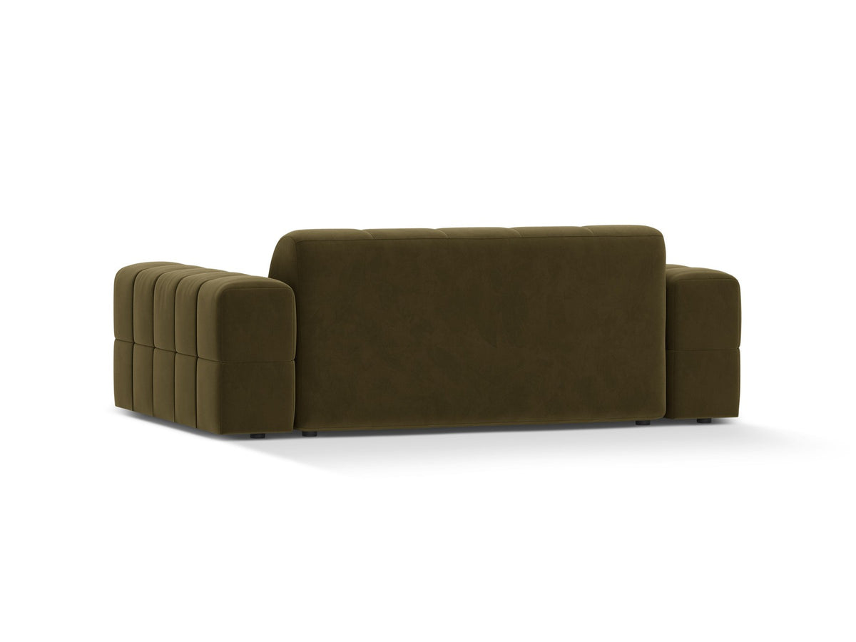 Beiges 2er Sofa Jennifer von Micadoni mit Chenille-Bezug, schwarzen Kunststoffbeinen und gepolsterter Rückenlehne auf hellem Hintergrund fotografiert.
