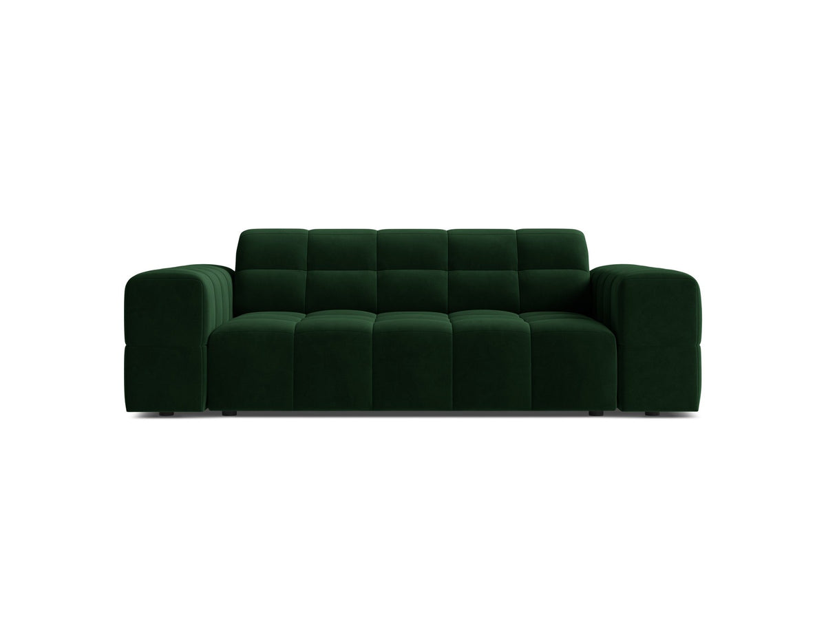 Beiges 2er Sofa Jennifer von Micadoni mit Chenille-Bezug, schwarzen Kunststoffbeinen und gepolsterter Rückenlehne auf hellem Hintergrund fotografiert.