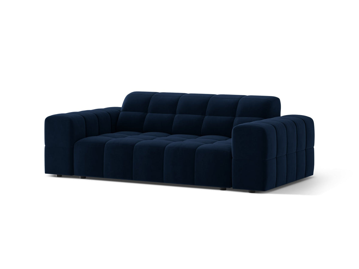 Beiges 2er Sofa Jennifer von Micadoni mit Chenille-Bezug, schwarzen Kunststoffbeinen und gepolsterter Rückenlehne auf hellem Hintergrund fotografiert.