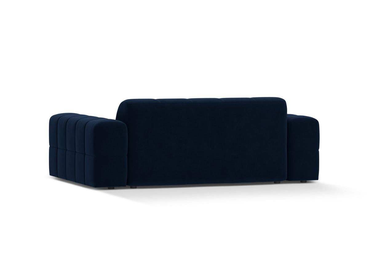 Beiges 2er Sofa Jennifer von Micadoni mit Chenille-Bezug, schwarzen Kunststoffbeinen und gepolsterter Rückenlehne auf hellem Hintergrund fotografiert.