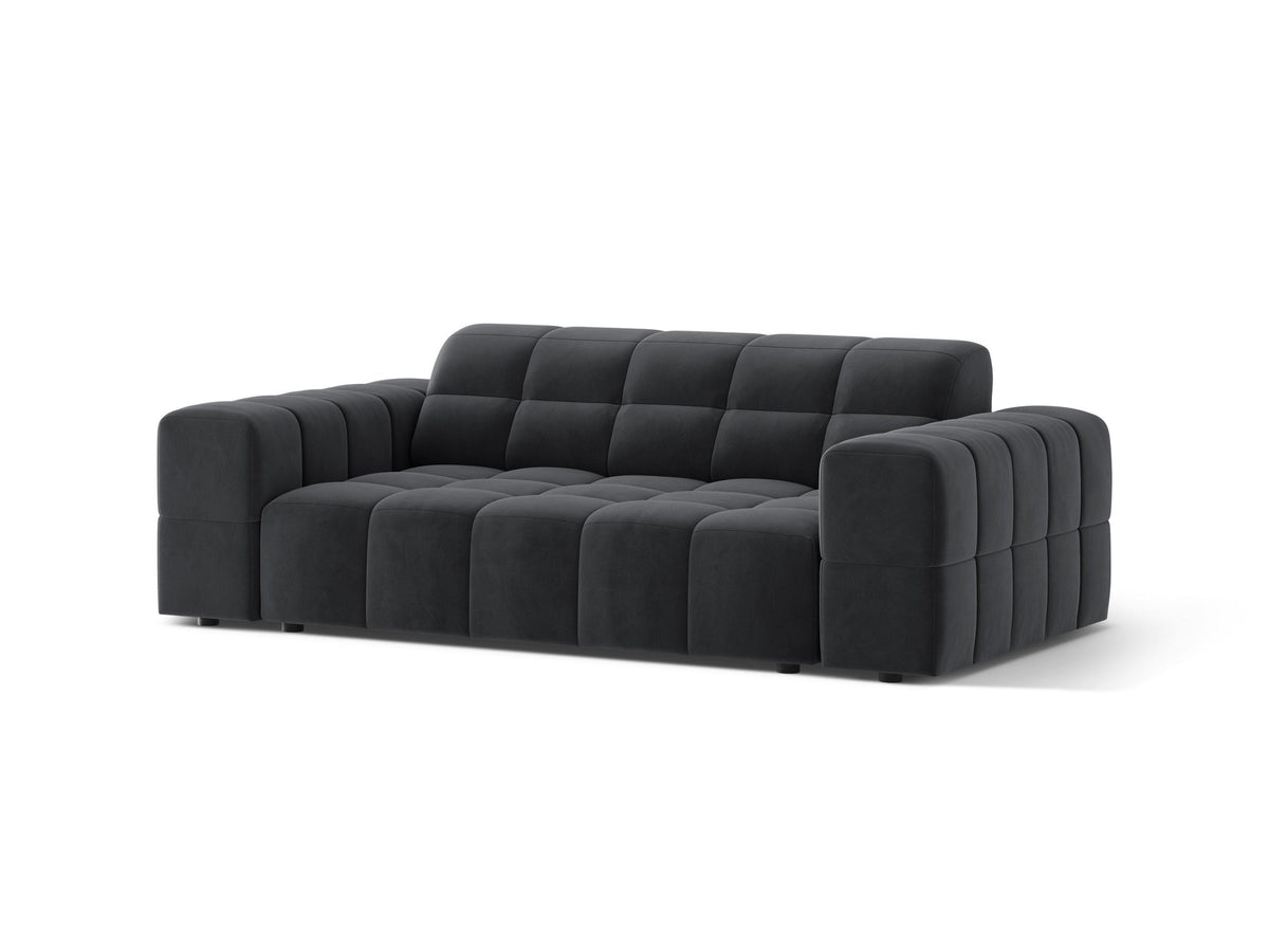 Beiges 2er Sofa Jennifer von Micadoni mit Chenille-Bezug, schwarzen Kunststoffbeinen und gepolsterter Rückenlehne auf hellem Hintergrund fotografiert.
