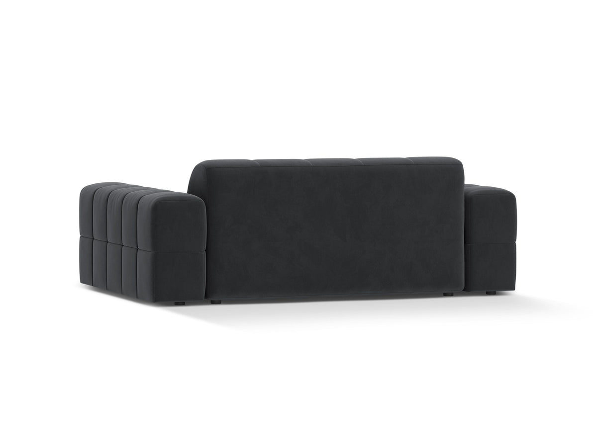 Beiges 2er Sofa Jennifer von Micadoni mit Chenille-Bezug, schwarzen Kunststoffbeinen und gepolsterter Rückenlehne auf hellem Hintergrund fotografiert.