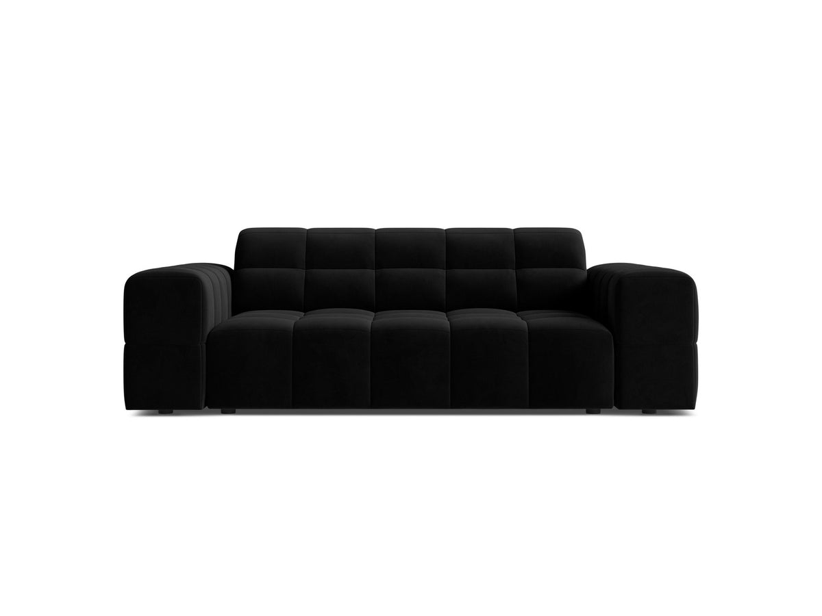Beiges 2er Sofa Jennifer von Micadoni mit Chenille-Bezug, schwarzen Kunststoffbeinen und gepolsterter Rückenlehne auf hellem Hintergrund fotografiert.