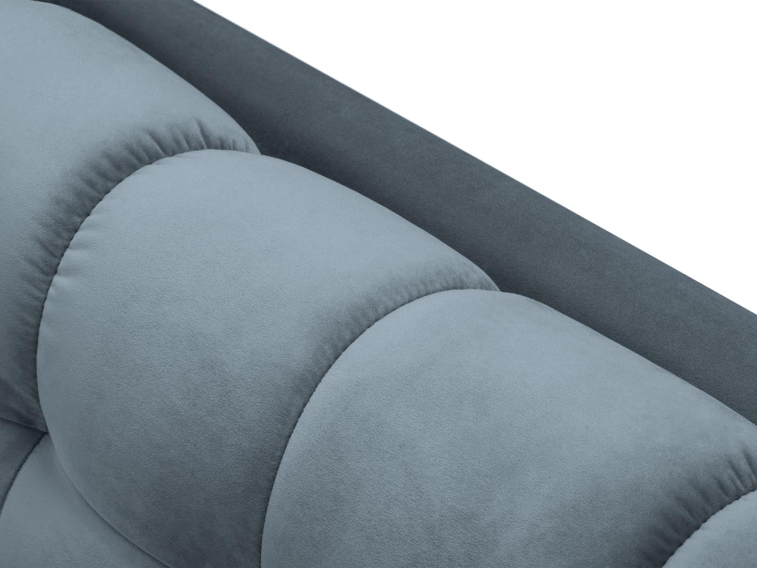 Elegantes 2-Sitzer Sofa Mamaia aus Velours in sanftem Hellblau und stilvollem Schwarz, ideal für modernes Wohndesign und gemütliche Stunden.