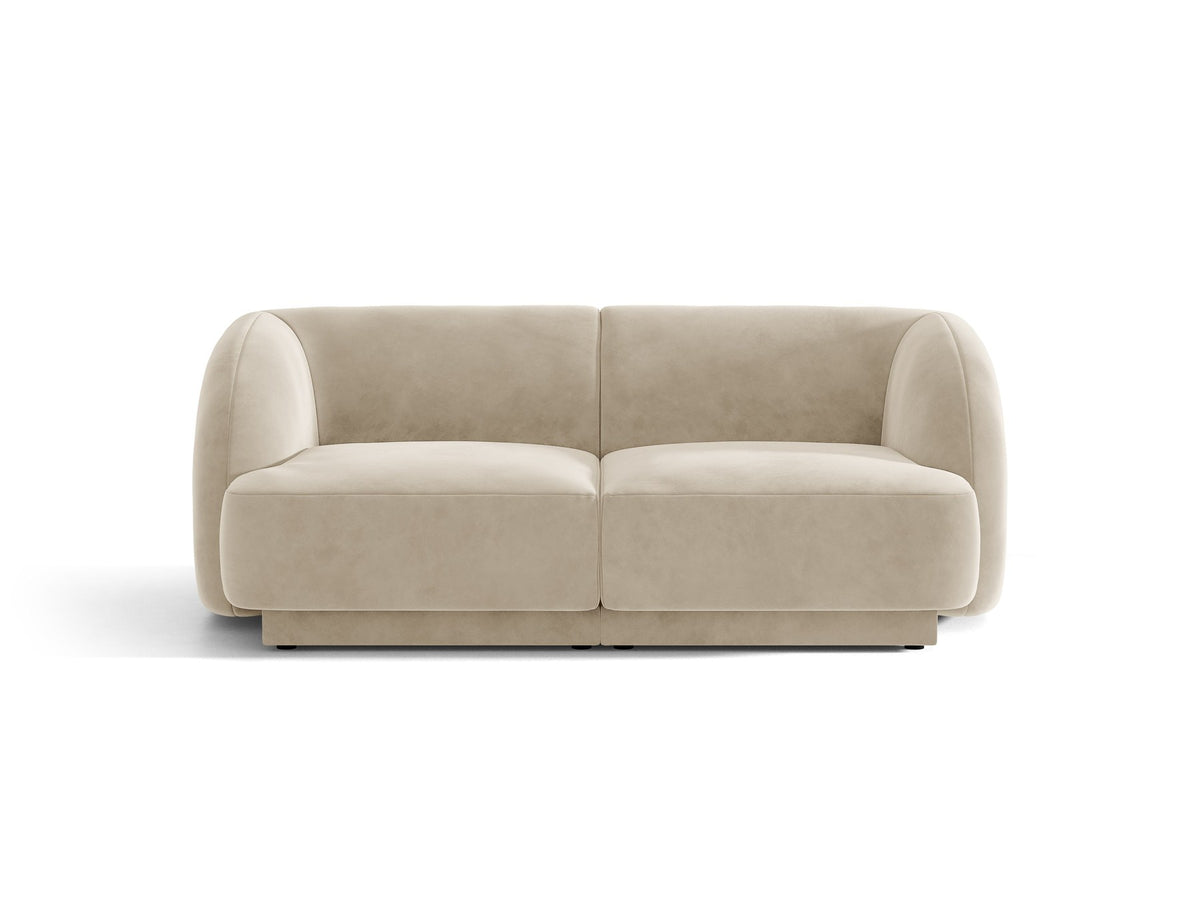 Dunkelbeiges 2er Sofa Miley von Micadoni mit Bluvel-Stoffbezug, schwarzen Kunststoffbeinen und flacher Rückenlehne, freigestellt fotografiert.